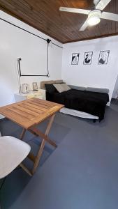 a room with a table and a bed in it at Monoambiente B en Corrientes Capital in Corrientes
