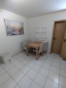 a dining room with a wooden table and chairs at Apartment Kraft in Aßlar