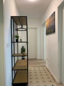 a room with a shelf with potted plants on it at moderne Ferienwohnung Nähe Goitzschesee in Greppin