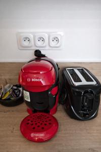 a red and black toaster sitting on a counter at Tiny House Marie in Châtellerault
