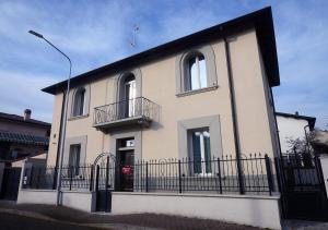 a large white house with a black fence at Boutique Hotel Magenta in Magenta