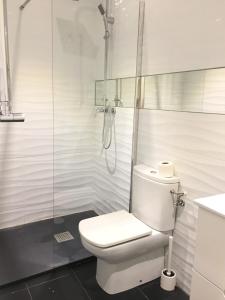 Ett badrum på Madrid Gran Vía, Behap Apartments