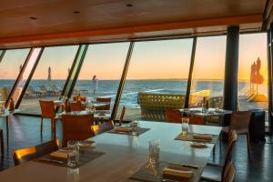 a restaurant with a view of the ocean at Playa Vik Jose Ignacio in José Ignacio