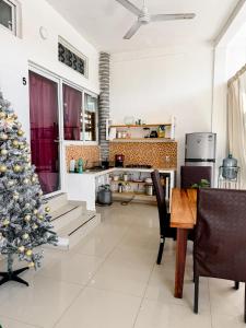 a living room with a christmas tree and a kitchen at Casa Baluana vive Sayulita a un paso de todo in Sayulita +5 photos