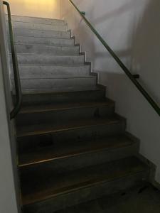 eine Treppe in einem Gebäude mit Geländer in der Unterkunft Hotel Malacarne in Teixeira de Freitas