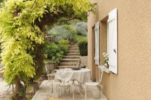 d'une terrasse avec une table, des chaises et des escaliers. dans l'établissement Au Coeur Des Vignes, à Épernay