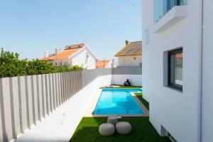 einen Pool im Hinterhof eines Hauses in der Unterkunft Sport Hotel A Seleção in Setúbal