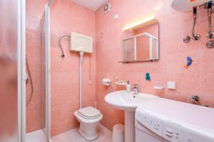 łazienka z toaletą, umywalką i prysznicem w obiekcie MI Apartment w mieście Stari Grad +37 zdjęć