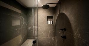ein Badezimmer mit Dusche mit Glastür in der Unterkunft Hive Nápoles by G Hotels in Mexiko-Stadt + 53 Fotos