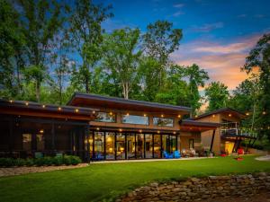 ein Haus mit großen Fenstern und einem Garten in der Unterkunft Cloudwalker on Keowee in Seneca