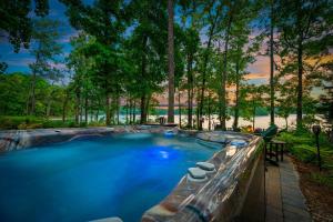 ein Swimmingpool in einem Garten mit Bäumen in der Unterkunft Cloudwalker on Keowee in Seneca