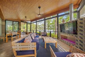 ein großes Wohnzimmer mit Sofas und einem großen Fernseher in der Unterkunft Cloudwalker on Keowee in Seneca