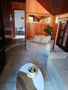 a living room with a couch and a table at Cabañas Brisa's in Santa Vitória do Palmar