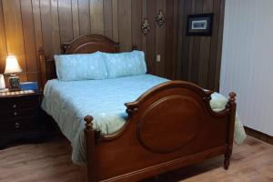 a bed with a wooden headboard in a bedroom at Cozy Cabin in Packwood in Randle