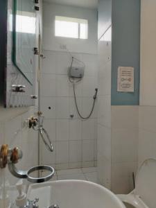 ein Badezimmer mit Dusche, Toilette und Waschbecken in der Unterkunft Hotel Boulevard in Puerto Maldonado