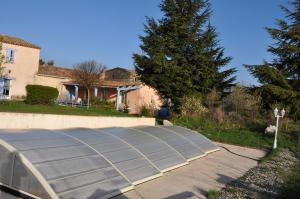 eine Solaranlage in der Einfahrt eines Hauses in der Unterkunft Le Petit Labouret in Revest-du-Bion