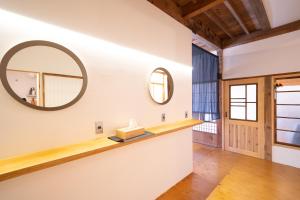 ein Spiegel an der Wand eines Badezimmers in der Unterkunft Vacation rental HIKE in Nirasaki