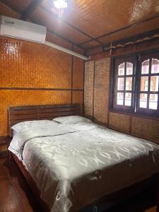 a bedroom with a bed in a room with a window at Chill House kohchang in Ban Bang Bao