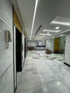 an empty room with a lobby with cables on the floor at فندق الروضة المتحدة Hotel AL Rawdah United in Al Khansāk