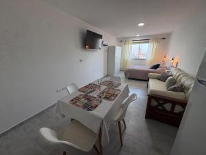 a living room with a table and a couch at Ambar Estudio in Miramar