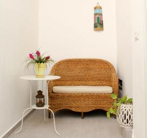uma cadeira de vime num quarto com uma mesa em Casa Sanfaso' em Avola