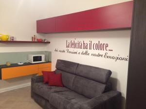a living room with a couch and a microwave at Cosy Studio Historical Center in Cremona