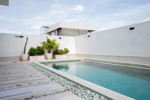a swimming pool on the roof of a building at Villa Nuansa in Mantaak