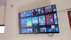 a flat screen tv hanging on a wall at Residencial La Castilla in Quillacollo