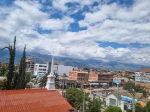 a view of a city with mountains in the background at Residencial La Castilla in Quillacollo