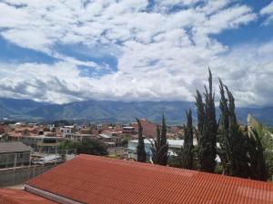 a view of a city with mountains in the background at Residencial La Castilla in Quillacollo
