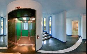 een hal met een glazen deur in een gebouw bij Stella Marina in Riccione