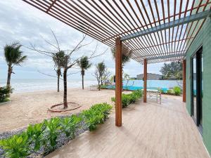 an open patio with a view of the beach at Emerald Beach Homestay in Bình Sum