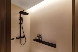 a shower in the corner of a bathroom at Orange Crystal Hotel Wuhan Jinyinhu in Dongxihu +25 photos