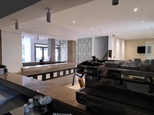 eine Küche mit Herd und Backofen in einem Zimmer in der Unterkunft Hôtel Ennassim in Sousse
