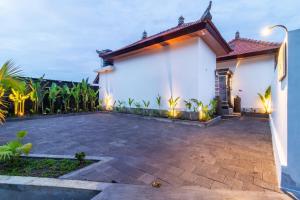 a house with a courtyard and a driveway at Umah Uwa Villa Ubud in Tegalalang