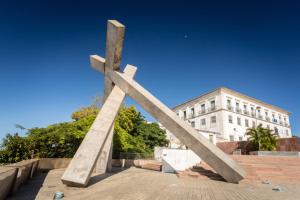 a large wooden cross in front of a building at Marlon Franca in Salvador