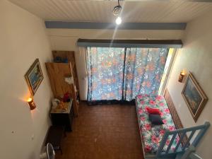 an overhead view of a room with a window at APPARTEMENT LOTUS avec PISCINE et à 3 min de la PLAGE Pointe Marin in Sainte-Anne