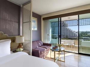 ein Schlafzimmer mit Bett und ein Wohnzimmer in der Unterkunft Rixos Downtown Antalya - The Land Of Legends Access in Antalya