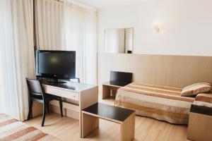 Телевизор и/или развлекательный центр в Hotel Santa Anna