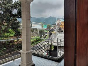 a balcony with a view of a city street at mas dylan homestay in Probolinggo