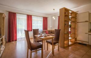 eine Küche und ein Esszimmer mit einem Tisch und Stühlen in der Unterkunft Appartement Vasilico in Söll