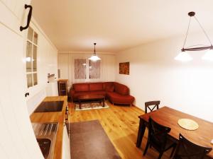 ein Wohnzimmer mit einem roten Sofa und einem Tisch in der Unterkunft Apartment Landart in Illmitz