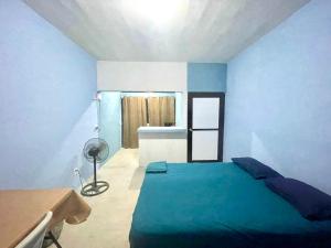 a blue bedroom with a bed and a sink at Posada de pasada in Iguala de la Independencia