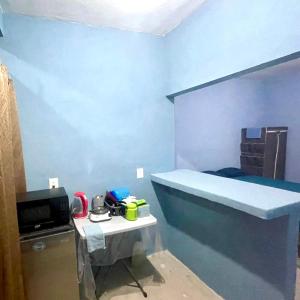 a bedroom with a bed with a blue wall at Posada de pasada in Iguala de la Independencia