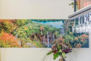 un dipinto di una cascata appeso a un muro di Gasthof Niki a Kapfenberg