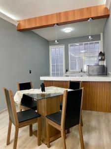 a kitchen with a dining room table and chairs at Moderno departamento en Tula in Tula de Allende