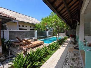 a swimming pool in the backyard of a house at Villa PhyPhy 3 in Gili Trawangan