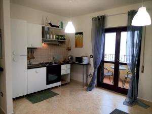 eine Küche mit einem Waschbecken, einem Tisch und einem Fenster in der Unterkunft Casa Oria Friendly in Oria