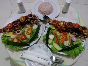 ein Tisch mit zwei Tellern Essen darauf in der Unterkunft Binu Home stay in Dikwella + 17 Fotos