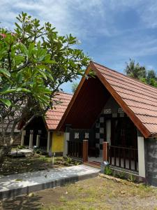 a house with a red roof at MAHADING cottages in Gili Meno